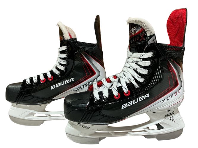 Intermediate Bauer Vapor Fly30 Hockey Skates Regular Width Size 4.5 (Used)
