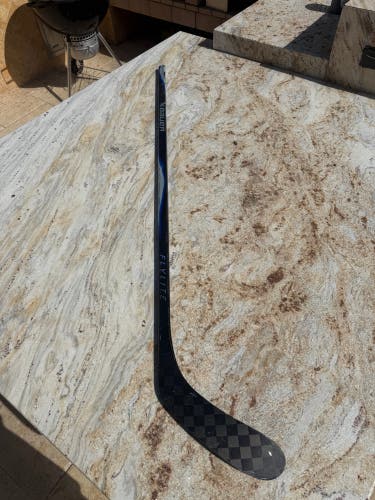 Senior Bauer Vapor Flylite Right Handed Hockey Stick P28 87 Flex (Used)