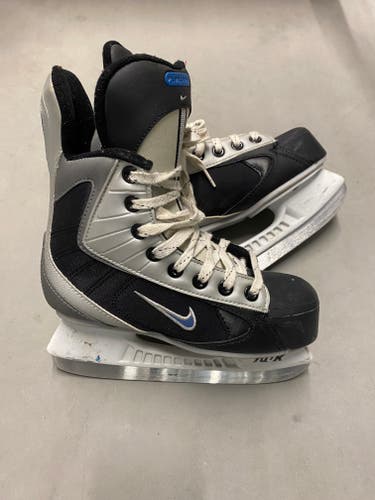 Nike Ignite Hockey Skates Size 2 (Used)