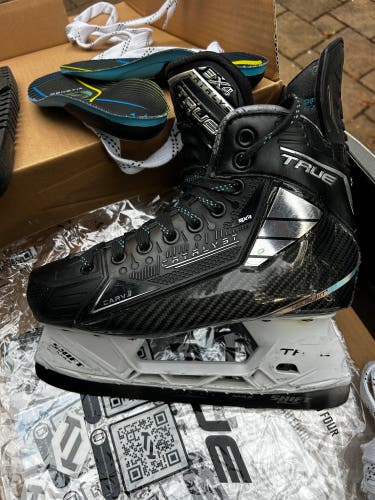 2024 True Catalyst 9x4 Hockey Skates Regular Width Size 4.5 (Used)