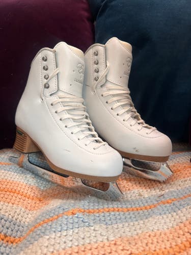 Jackson Elle Figure Skates Adult 4.5 W (Used)