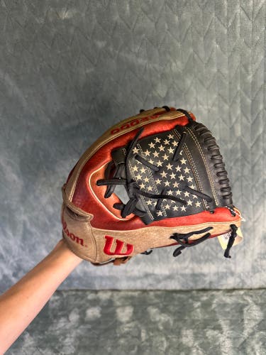 Red Wilson A2000 RH Softball Glove 12" (Used)
