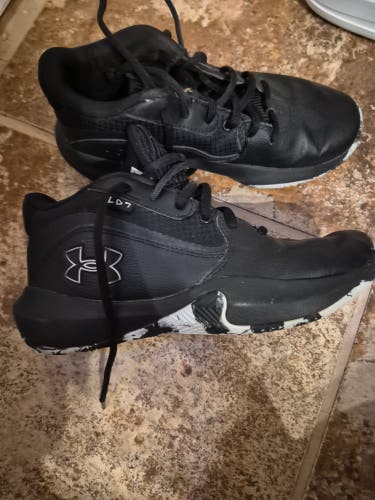 Kid's 5Y (Big Kids / Youth) Under Armour Shoes (Used)