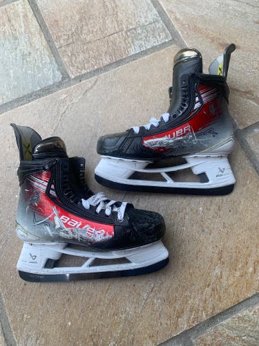 Bauer Vapor Hyperlite 2 Hockey Skates 9 (Used)