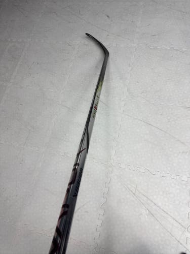 1 Intermediate Bauer Vapor Hyperlite 2 Right Handed Hockey Stick P28 65 Flex (New)