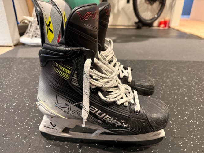 Bauer Vapor Hyperlite 2 Hockey Skates 8 (Used)