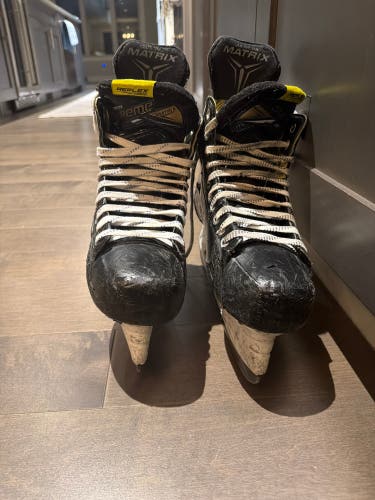 Bauer Supreme Matrix Hockey Skates Extra Wide Width 8 (Used)