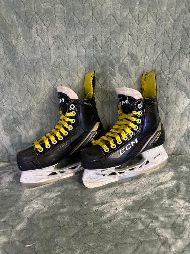 Intermediate CCM AS-560 Hockey Skates Regular Width Size 4 (Used)