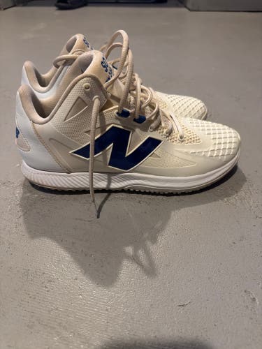 White Men's Size M 10.5 (W 11.5) Adult New Balance Turf Cleats (Used)