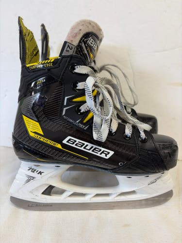 Black Bauer Supreme M4 Hockey Skates Regular Width Size 2.5 (Used)