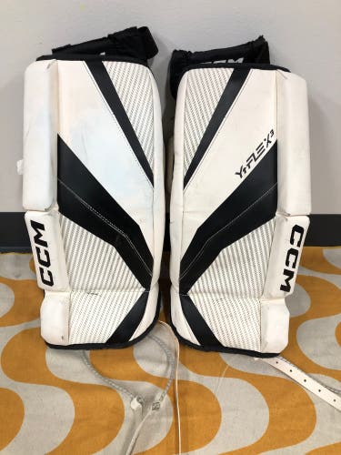 Black 20" Youth CCM YTFLEX 3 Goalie Leg Pads (Used)