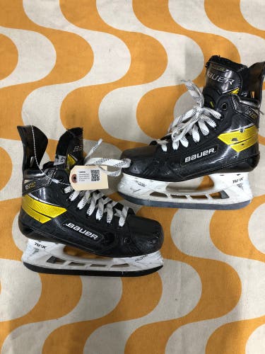Intermediate Bauer Supreme Ultrasonic Hockey Skates Size 4.5 (Used)