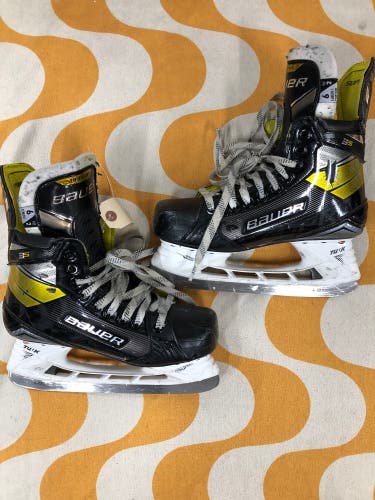Senior Bauer Supreme 3S Hockey Skates Size 6 (Used)