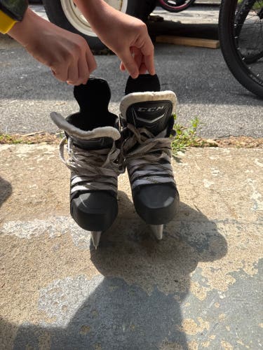Black/White 2003 CCM Tacks Hockey Skates Regular Width Size 3 (Used)