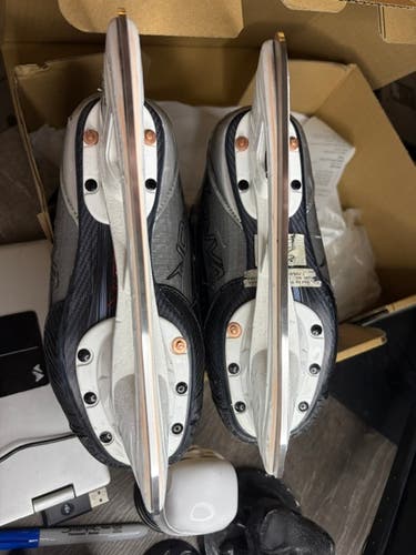2023 Bauer Vapor 5x Pro Hockey Skates Regular Width Size 1 (Used)