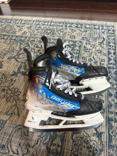 White/Blue 2023 Bauer Vapor Hyperlite 2 Hockey Skates Regular Width 8 (Used)