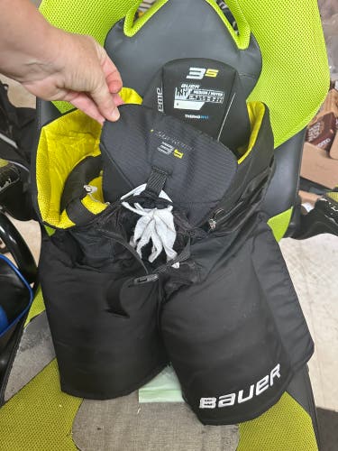 Intermediate Medium Bauer Hockey Pants (Used)