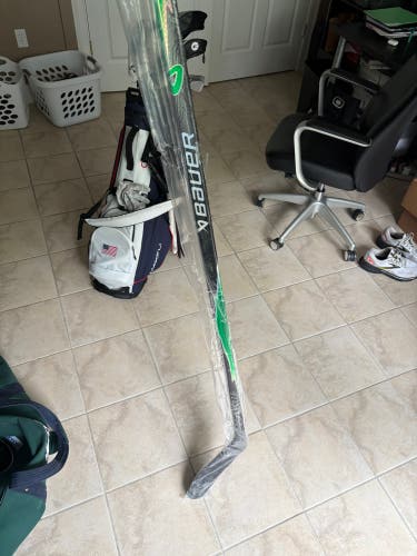 Senior Bauer Vapor Flylite Right Handed Hockey Stick P28M 87 Flex (New)
