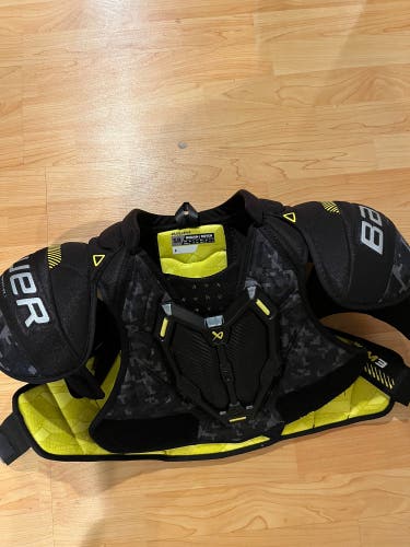 Medium Senior Bauer Supreme M3 Shoulder Pads (New)