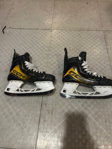 Yellow 2025 CCM JetSpeed FT8 Pro Hockey Skates Regular Width Pro Stock 9.5 (Used)