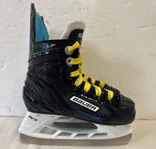 Black Bauer XLP Hockey Skates Regular Width 9 (Used)