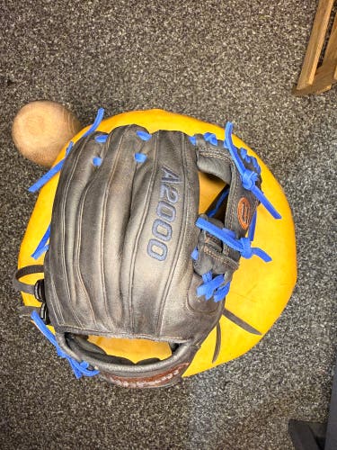 Wilson A2000 RH Infield Baseball Glove 11.25" (Used)