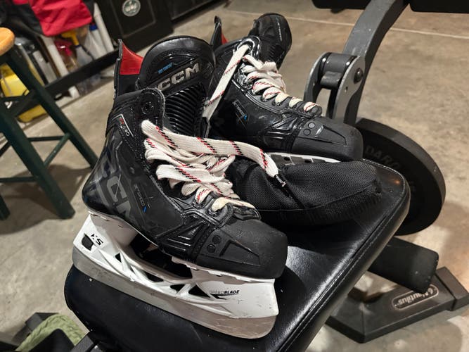 Black CCM JetSpeed FT390 Hockey Skates Regular Width 5 (Used)