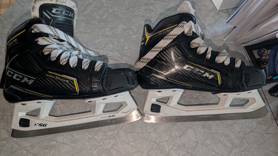 Black/Yellow CCM Super Tacks Hockey Skates Size 2.5 (Used)