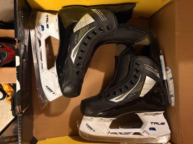2022 True Catalyst 5 Hockey Skates Regular Width Size 2 (Used)