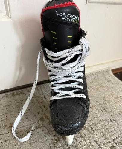 Black/Gray Bauer Vapor Hyperlite Hockey Skates Regular Width Size 5.5 (Used)