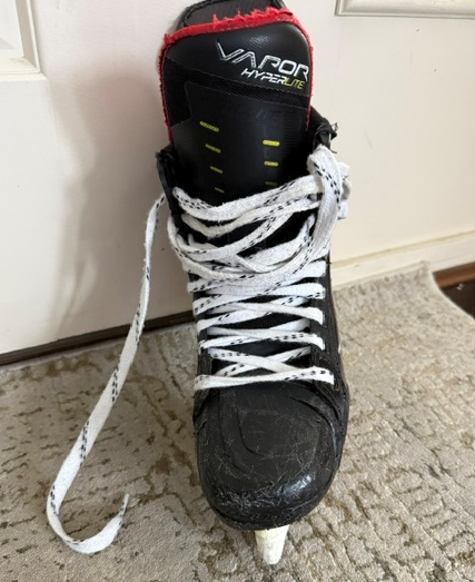 Black/Gray Bauer Vapor Hyperlite Hockey Skates Regular Width Size 5.5 (Used)