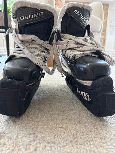 2021 Bauer Elite Hockey Goalie Skates Regular Width Size 3 (Used)