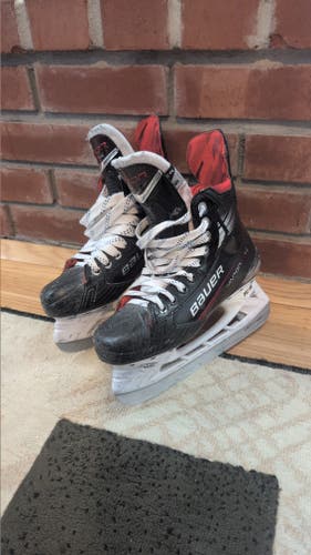 Black Bauer Vapor X4 Hockey Skates Size 5 (Used)