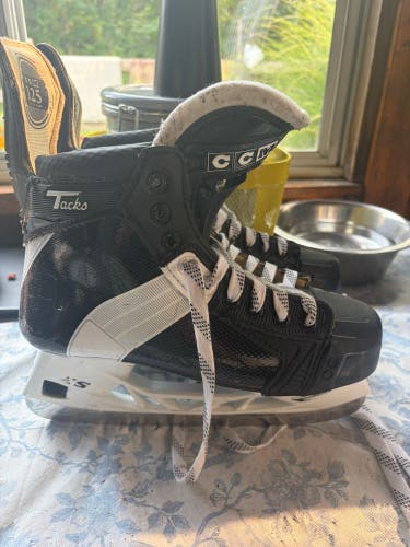 2024 CCM Tacks 652 Pro Hockey Skates Wide Width Size 5 (Used)