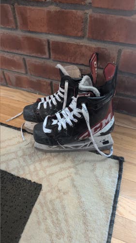 Black CCM JetSpeed FT4 Hockey Skates Size 2.5 (Used)