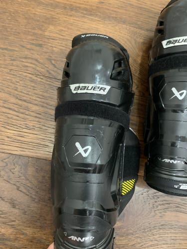 LIKE NEW Intermediate Bauer Supreme M5 Pro 13" Shin Pads (Used)