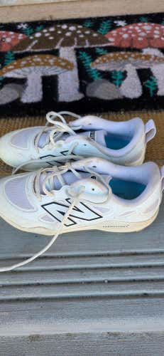 White Women's Size M 6.0 (W 7.0) Adult New Balance Low Top Molded Cleats (Used)