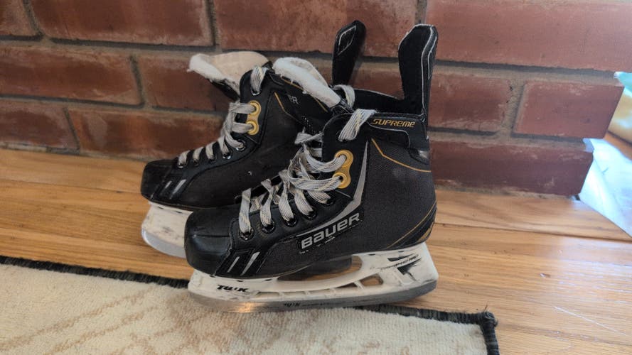Black/Yellow Bauer Hockey Skates Regular Width Size 1.5 (Used)