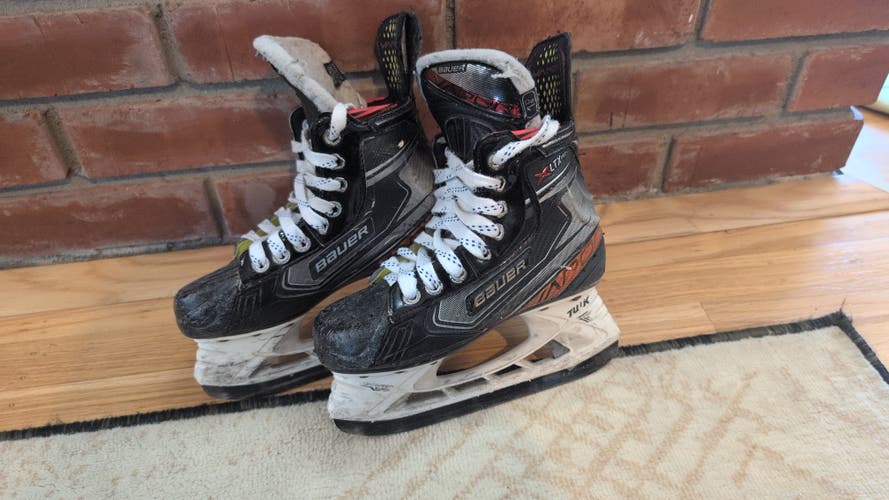 Black Bauer Hockey Skates Size 1.5 (Used)