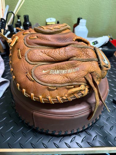 Nike Diamond Ready RH Catcher's Baseball Glove 33" (Used)