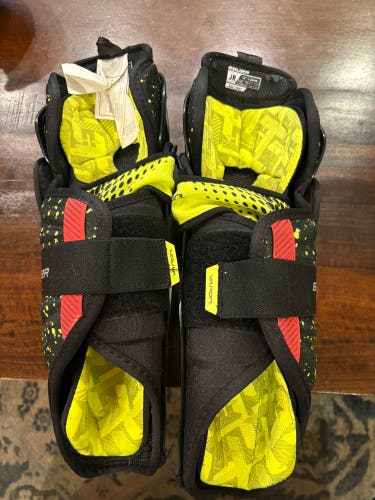 Junior Bauer Vapor 3X 12" Shin Pads (Used)
