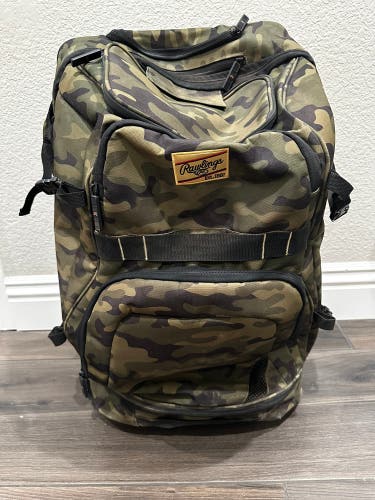 RAWLINGS GOLD COLLECTION WHEELED BAG CAMO
(Used)