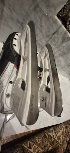 Bauer Vapor Fly40 Hockey Skates Regular Width Size 4 (Used)