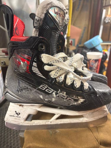 2023 Bauer Vapor X5 Pro Hockey Skates Extra Wide Width Size 2.5 (Used)