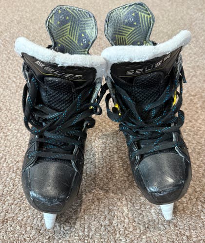 Black Bauer Supreme M4 Hockey Skates Regular Width Size 2 (Used)