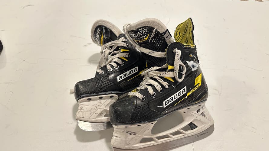 2022 Bauer Supreme M4 Hockey Skates Regular Width Size 1 (Used)
