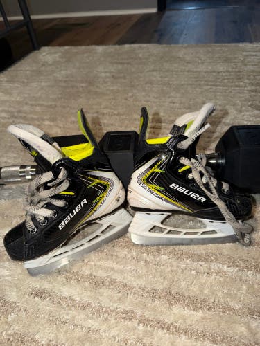 Black/Yellow 2025 Bauer Vapor Fly40 Hockey Skates Regular Width 9 (Used)