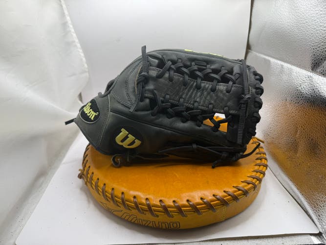 RH Wilson Outfield A2000 Baseball Glove 12.5" (Used)