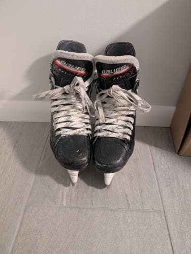 Bauer Vapor Fly40 Hockey Skates Regular Width Size 2.5 (Used)