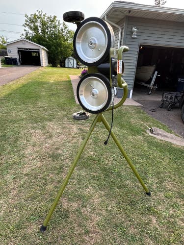 Mound Yeti 2 Dual-Wheel Pitching Machine